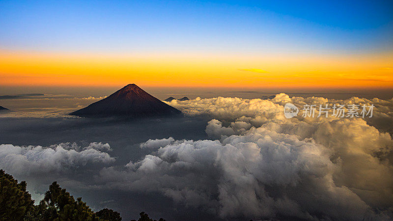 在危地马拉安提瓜的Volcán de Agua附近的太阳。